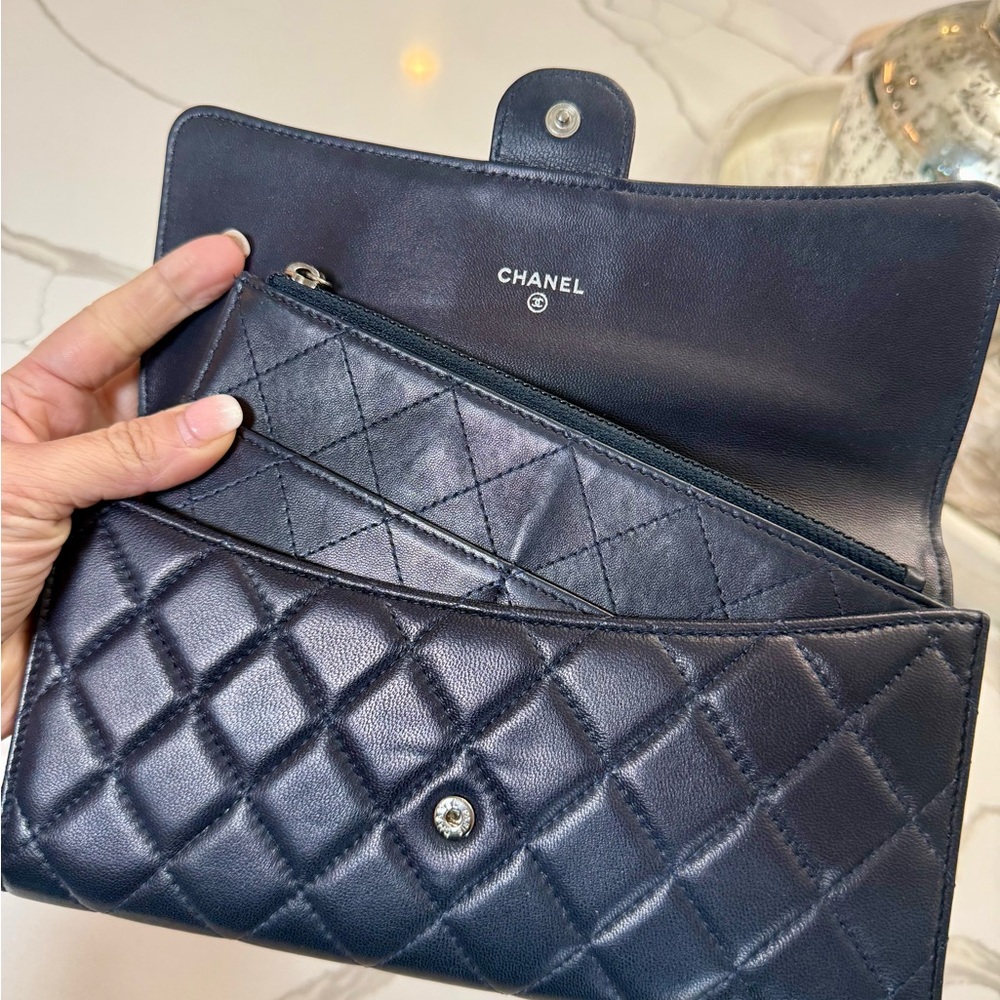 CHANEL Navy Blue Quilted Lambskin Classic Flap Wallet Silver CC - Picture 3 of 16